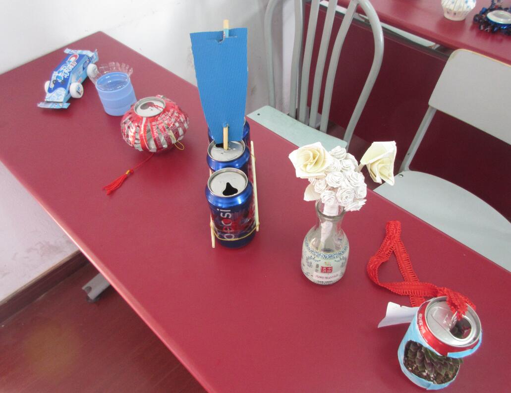 有易拉罐改造的小座椅,有旧纸盘改造的帽子,有